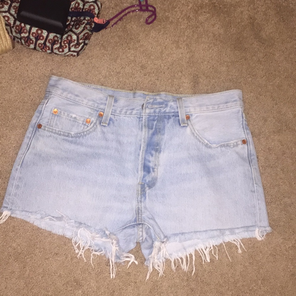 Levi’s 501 denim shorts in light wash